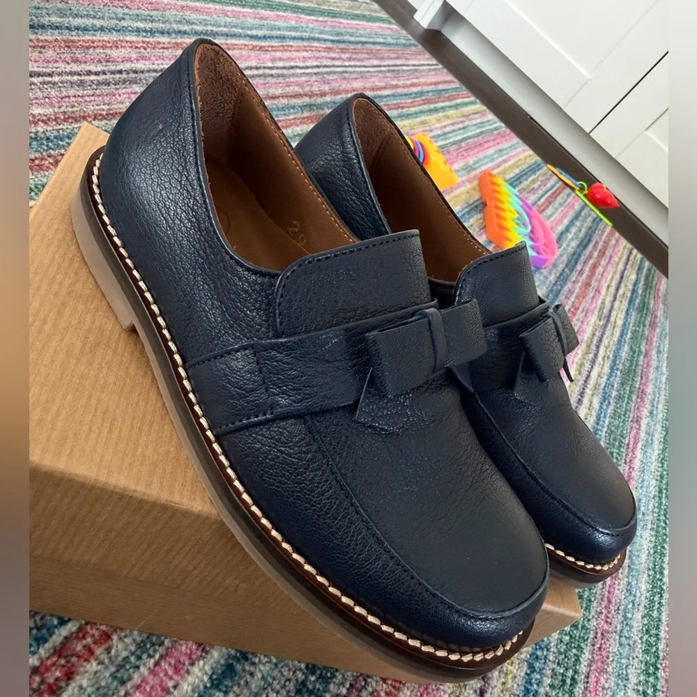 Pebbled navy leather girls loafers. Never worn. Made in Italy (brand name Pepe)
